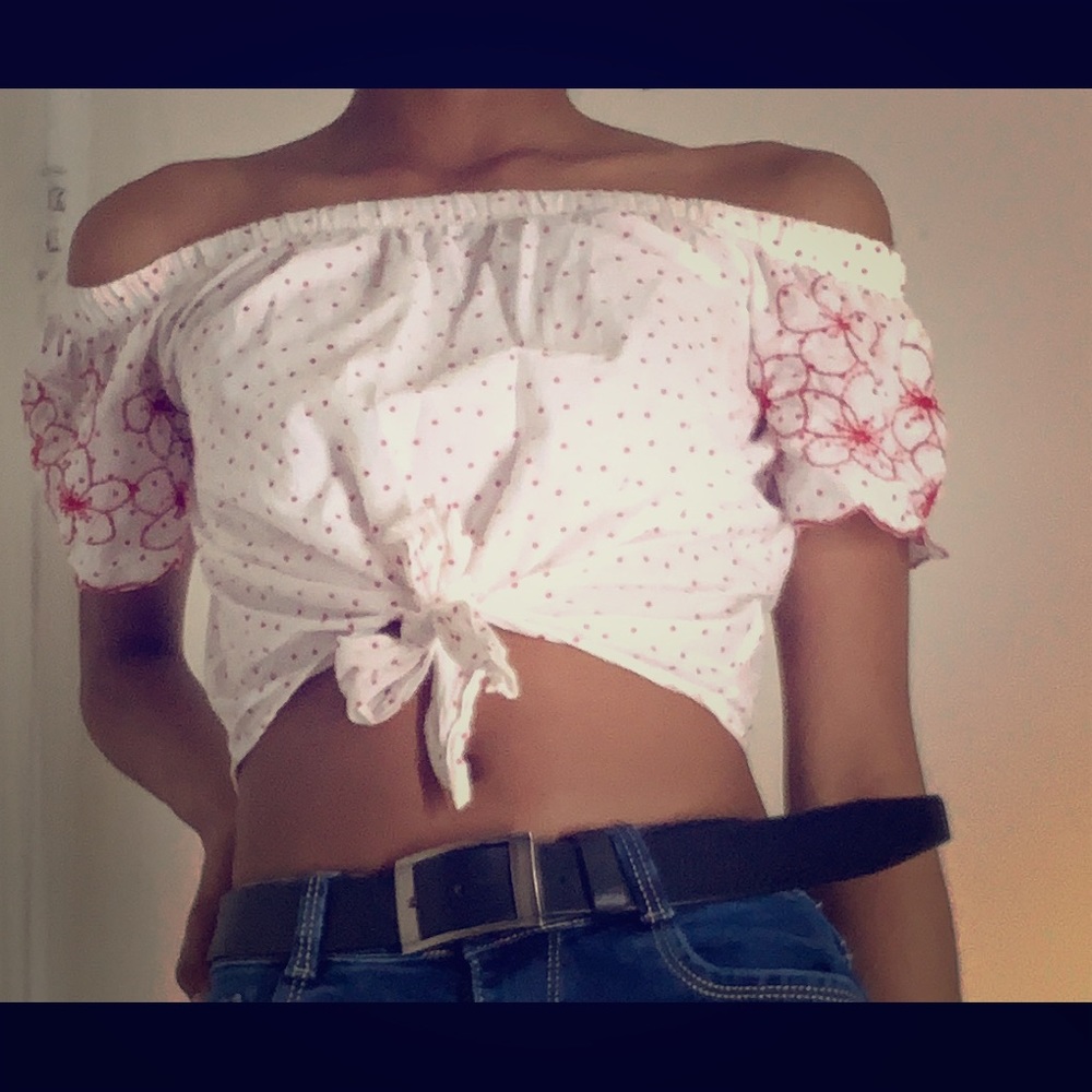White Shelly crop top with red polkadots